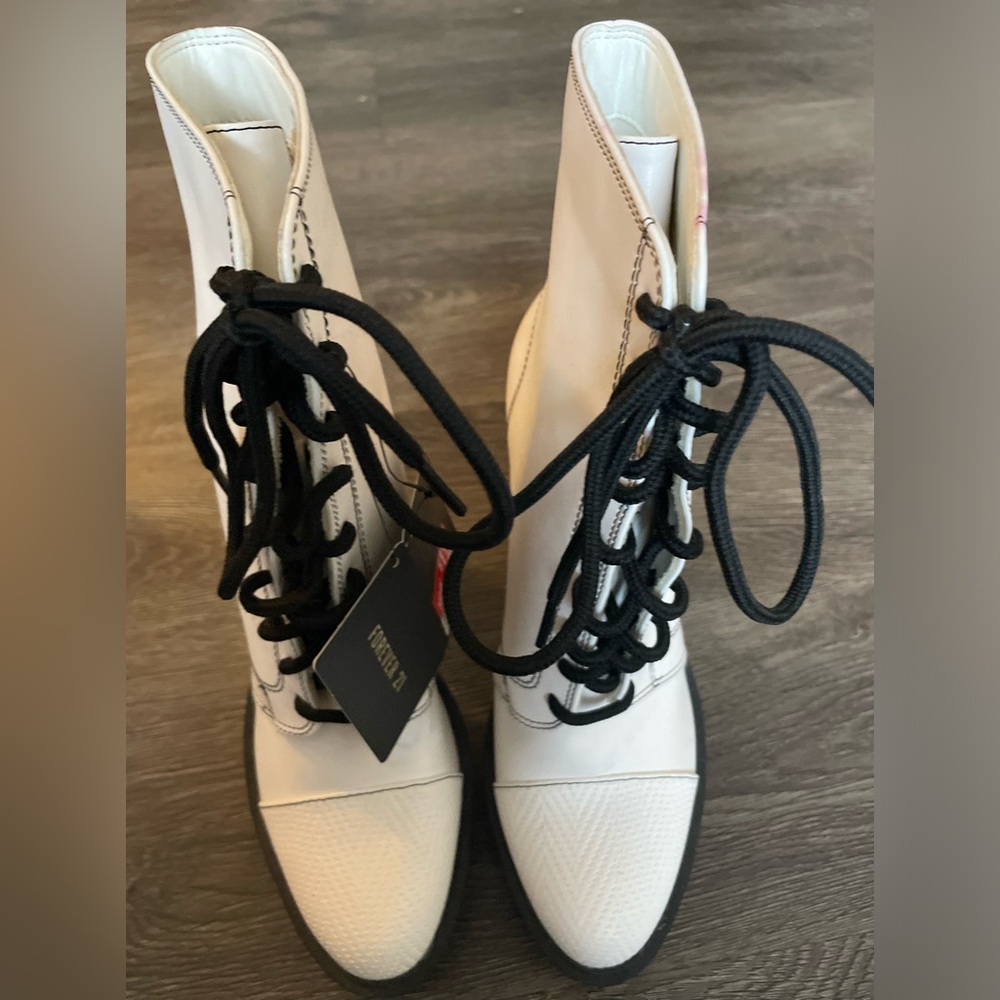 “Forever 21” White leather booties/boots